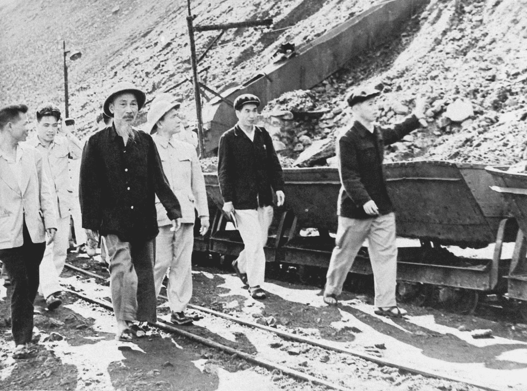 Ngày 12-11-1975: Trung đoàn 920, Trường Sĩ quan Không quân ra đời như thế nào?