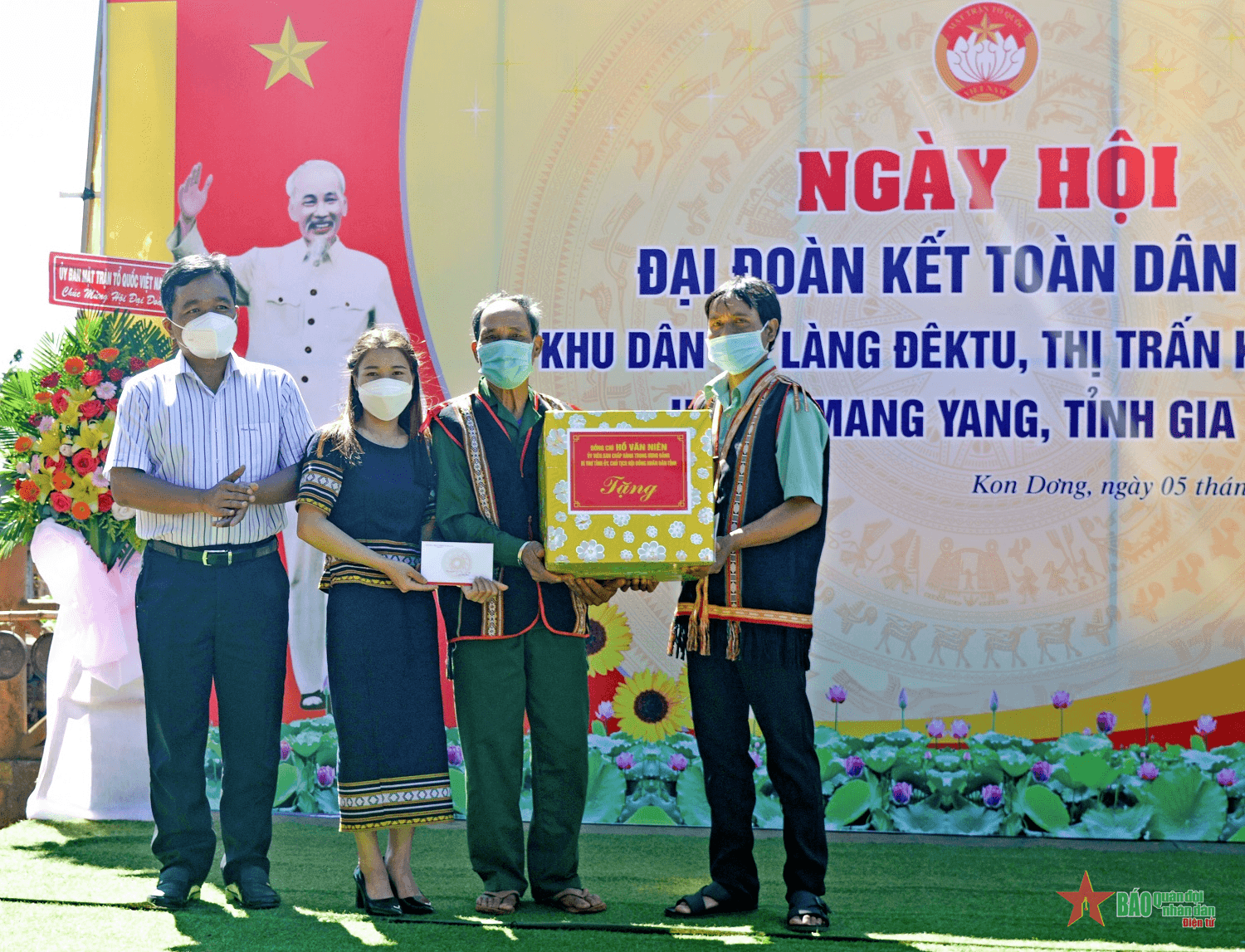 Tươi vui, phấn khởi trong ngày hội đại đoàn kết