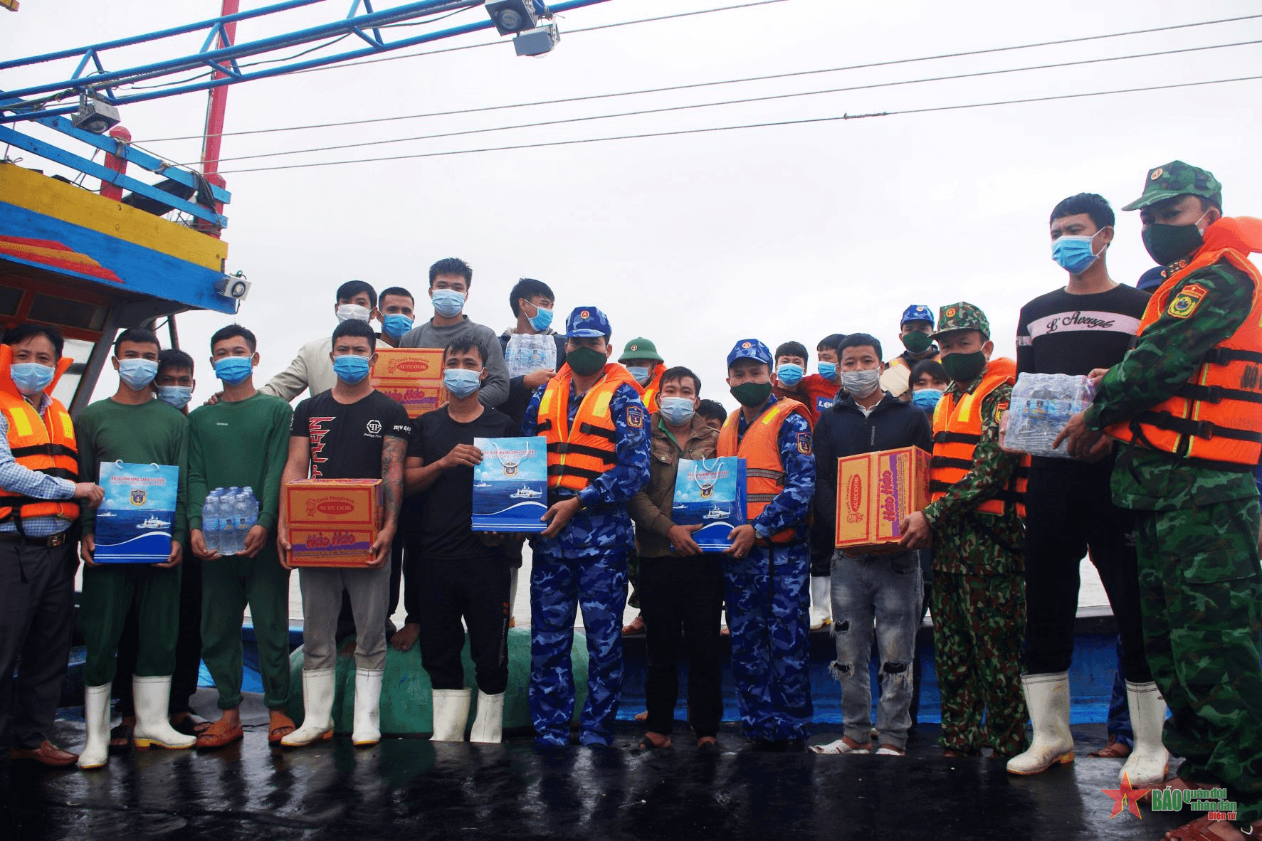 Đưa nhân dân trở về trong cơn sóng dữ