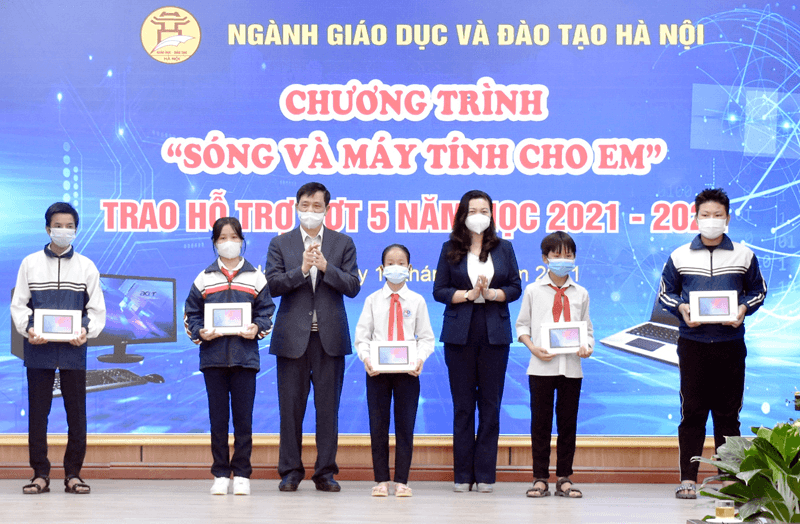 Hà Nội: Thêm 500 học sinh được tặng thiết bị học trực tuyến