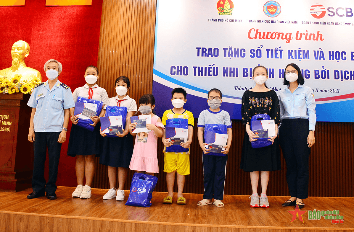 Trao sổ tiết kiệm, học bổng tặng đội viên, học sinh bị ảnh hưởng bởi dịch Covid-19