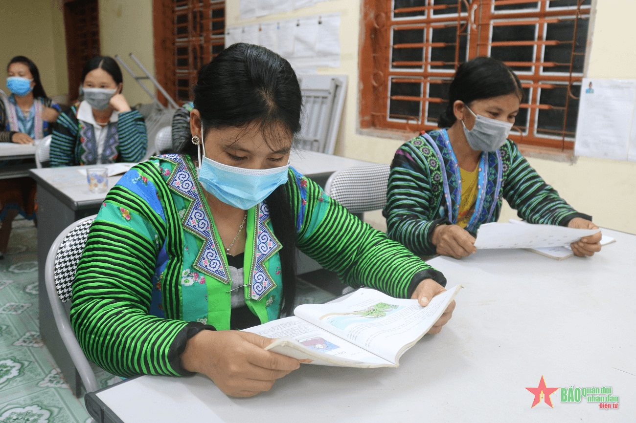 Lớp học xóa mù chữ trên bản người Mông