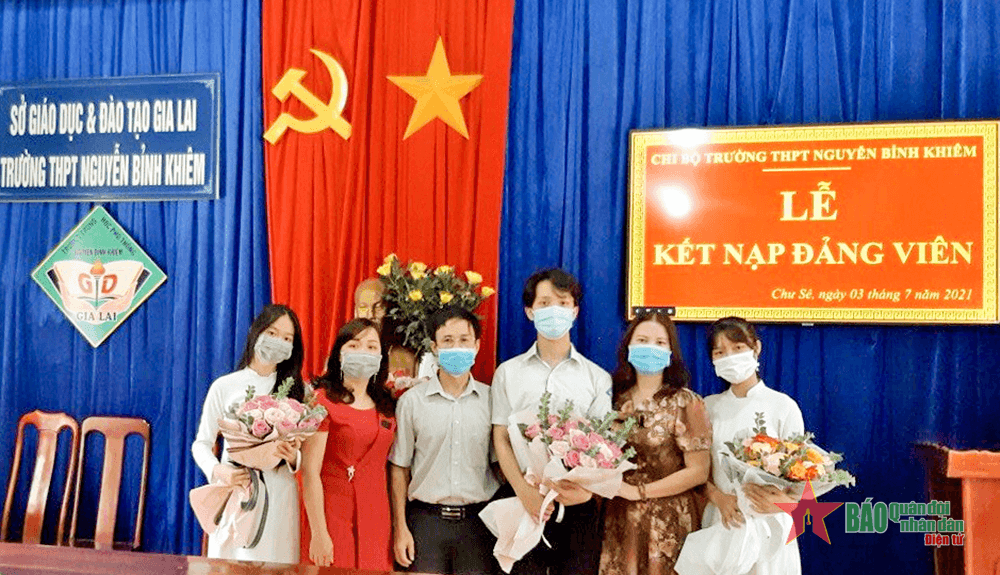 Ươm “giống đỏ” trong trường học
