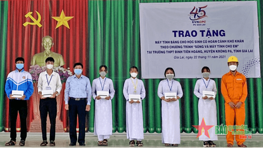 Công ty Điện lực Gia Lai tặng máy tính bảng cho 30 học sinh dân tộc thiểu số