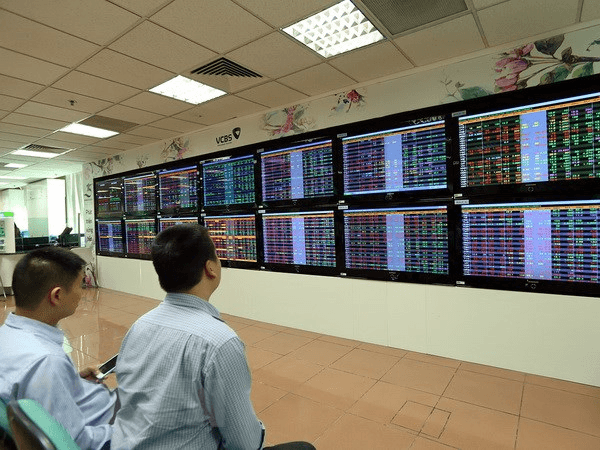 Chứng khoán giảm mạnh sau 3 phiên tăng, Vn-Index mất mốc 1.500 điểm