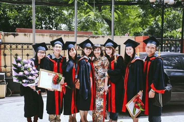 Nữ giáo sư đầu tiên ngành ngoại giao và cuốn sách đặc biệt