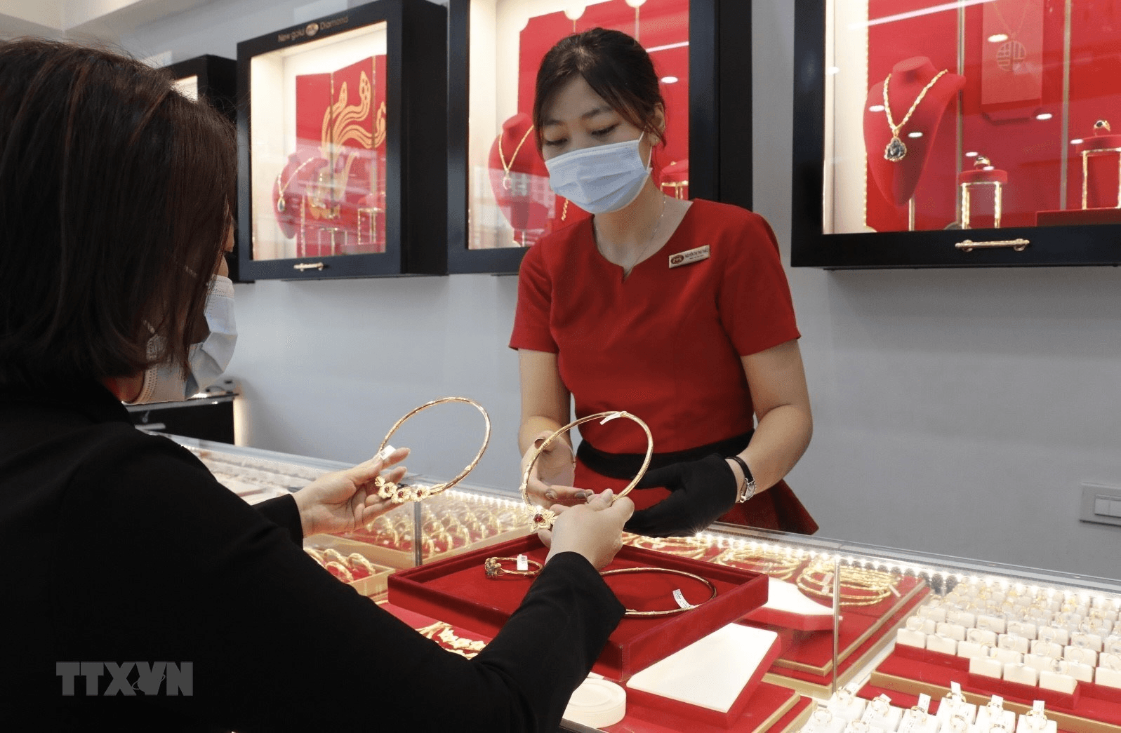 Giá vàng SJC tiếp tục tăng, tiến sát ngưỡng 61 triệu đồng/ lượng