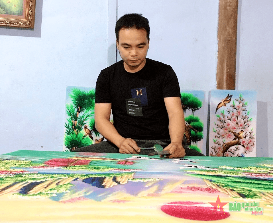 Chàng trai người Tày làm tranh đá