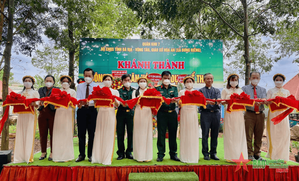 Bộ tư lệnh Quân khu 7 bàn giao công trình tặng giáo xứ và trao quà hỗ trợ hộ nghèo