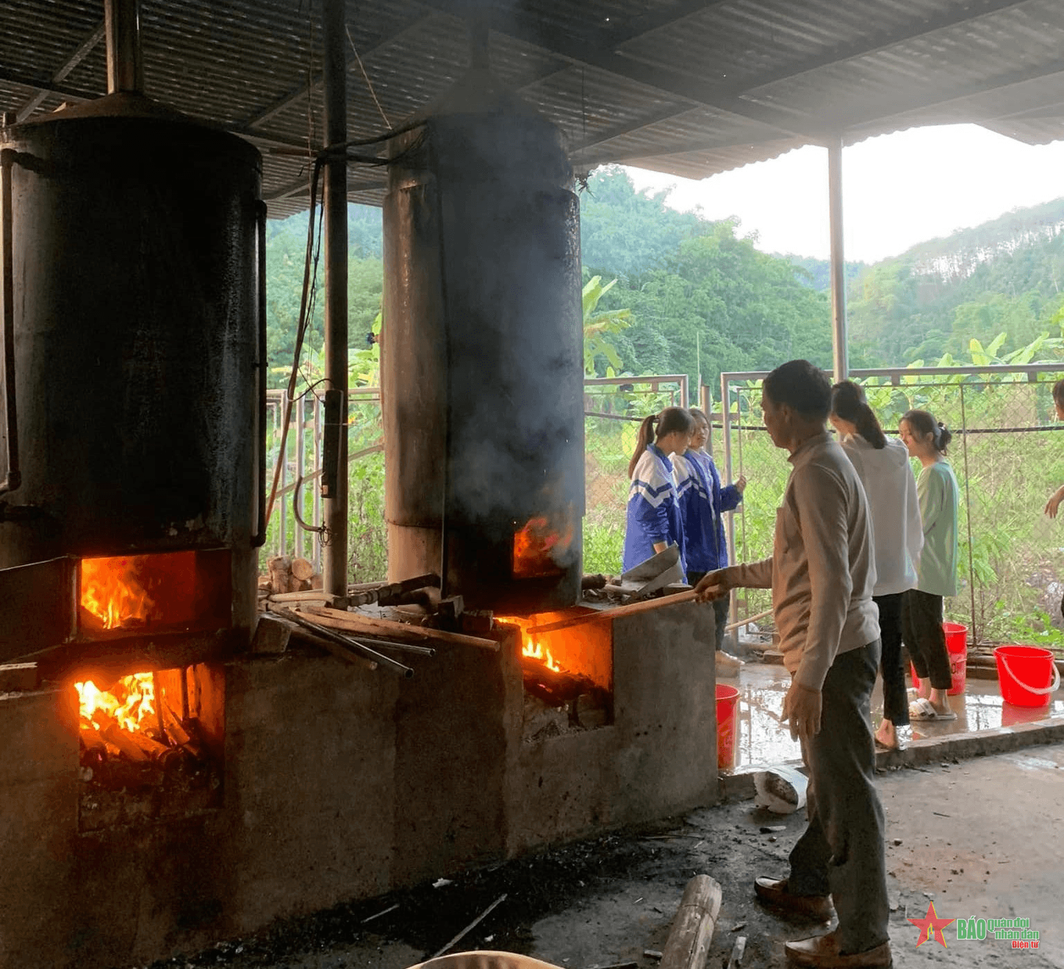 Mô hình nồi đun nước nóng cho học sinh nội trú