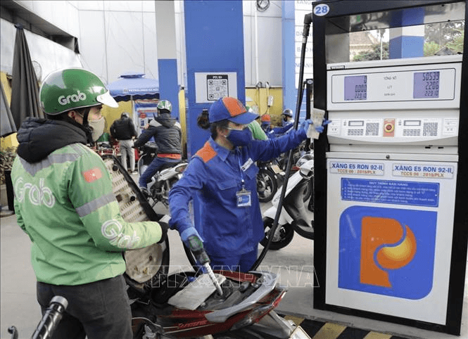 Giá xăng dầu trong nước liệu có tăng theo xu hướng của thế giới vào chiều nay (25-12)?