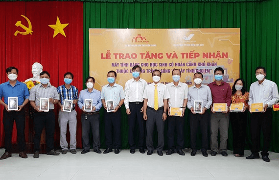Trao 10.000 máy tính tặng các em học sinh có hoàn cảnh khó khăn