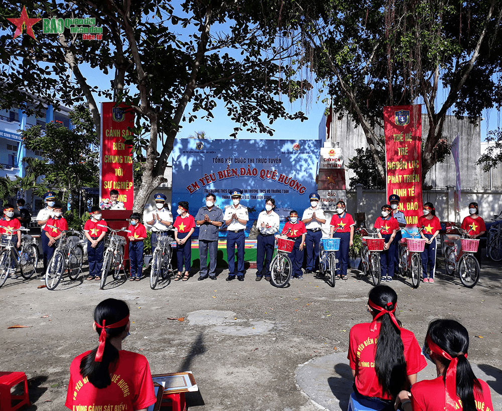 Vùng Cảnh sát biển 4 đồng hành với ngư dân vùng biển Kiên Giang