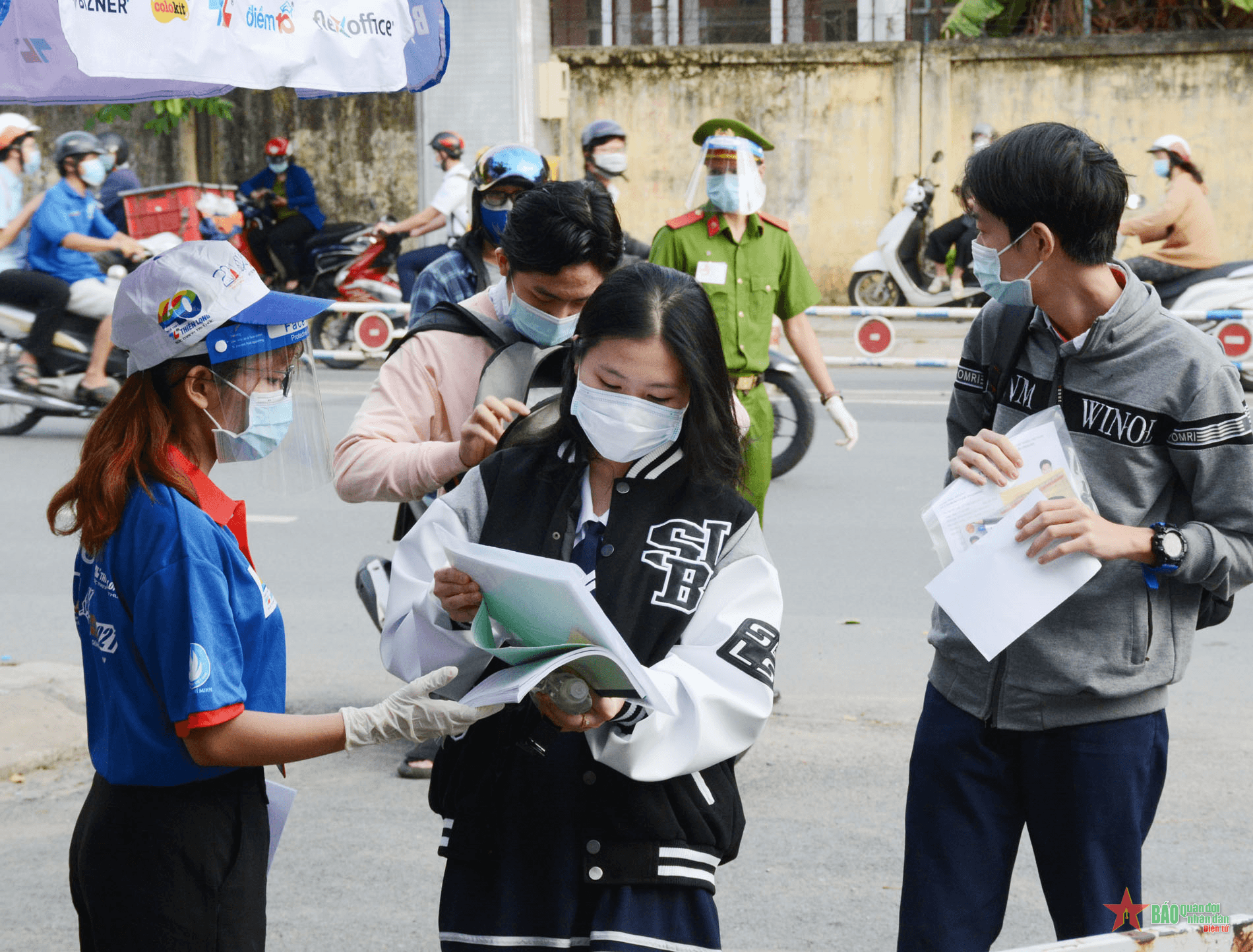 TP Hồ Chí Minh: Học sinh khối 7,8,9,10,11 và 12 đi học lại từ ngày 4-1-2022