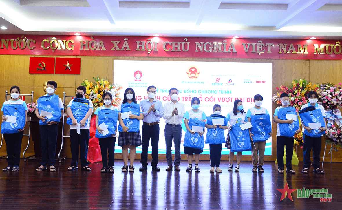 Trao học bổng chương trình “Đồng hành trẻ mồ côi vượt đại dịch”