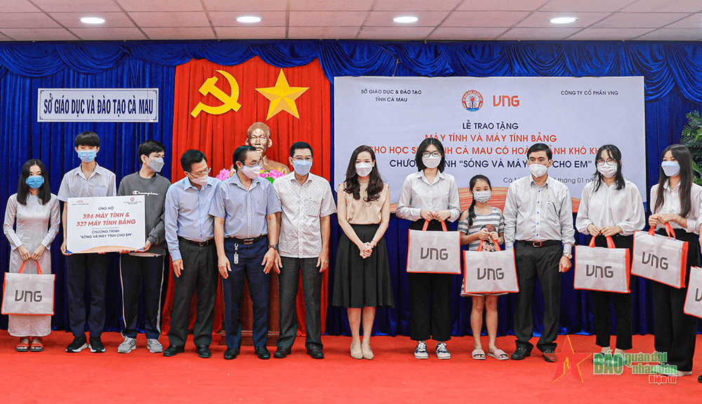 Trao gần 4.000 máy tính tặng học sinh khó khăn tại 3 tỉnh miền Tây