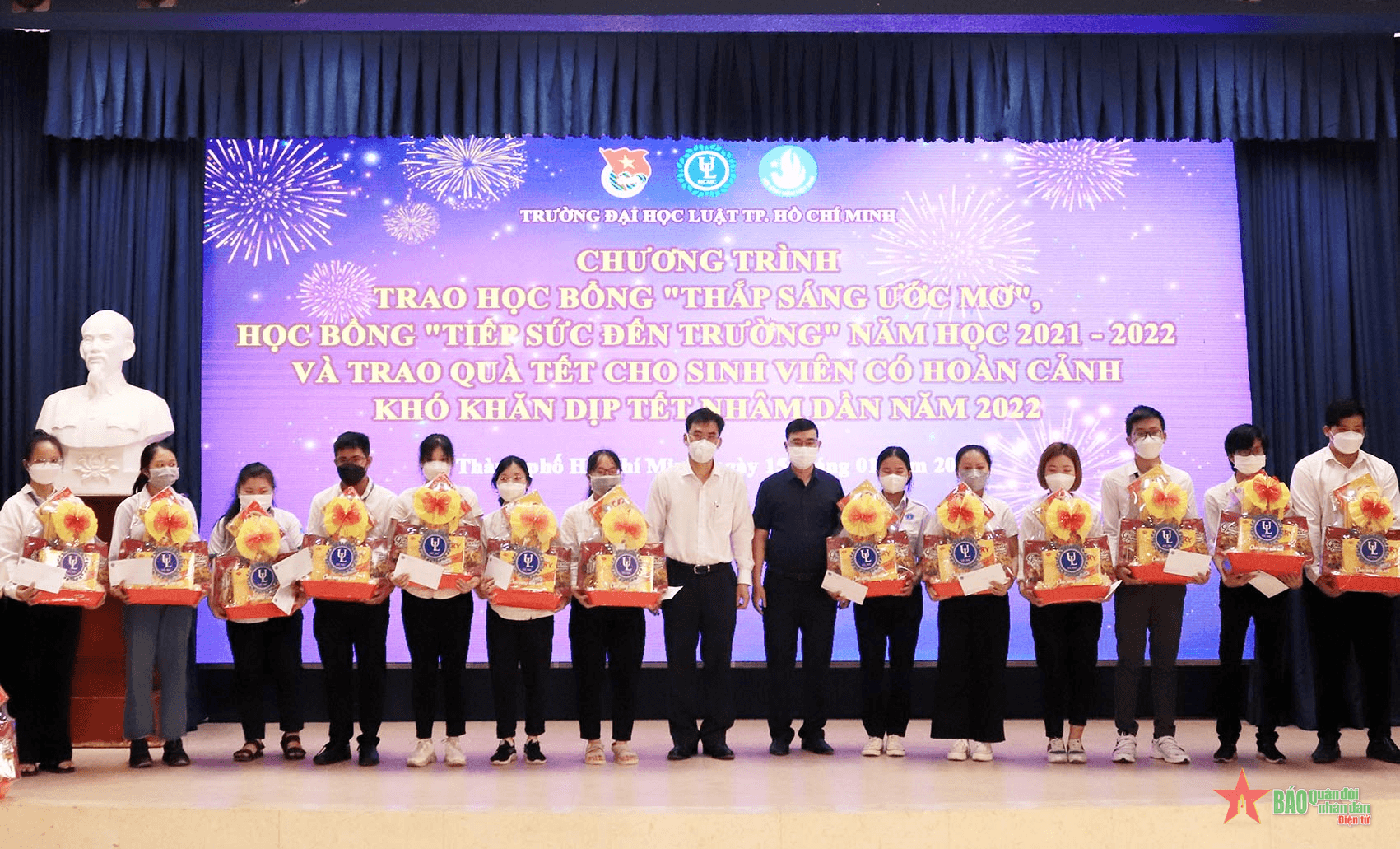 Tặng học bổng, quà Tết đến học sinh, sinh viên hoàn cảnh khó khăn
