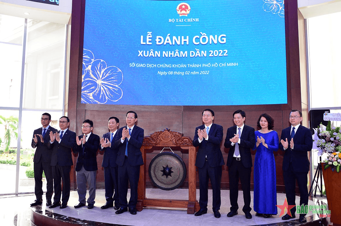 Đánh cồng khai Xuân thị trường giao dịch chứng khoán TP Hồ Chí Minh