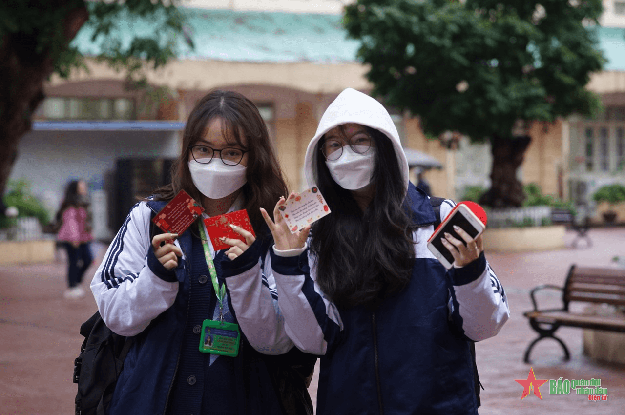 Những hình ảnh đầu tiên học sinh Hà Nội đi học trực tiếp sau thời gian dài nghỉ tránh dịch