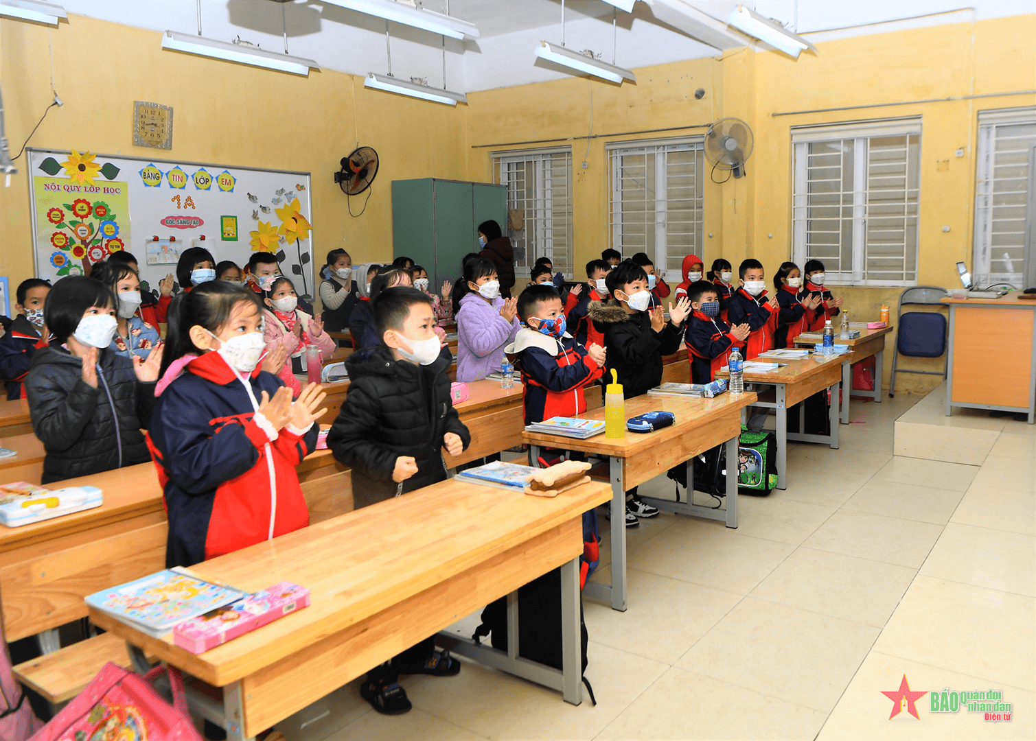 Học sinh cấp tiểu học 18 huyện, thị xã ngoại thành Hà Nội đi học trở lại