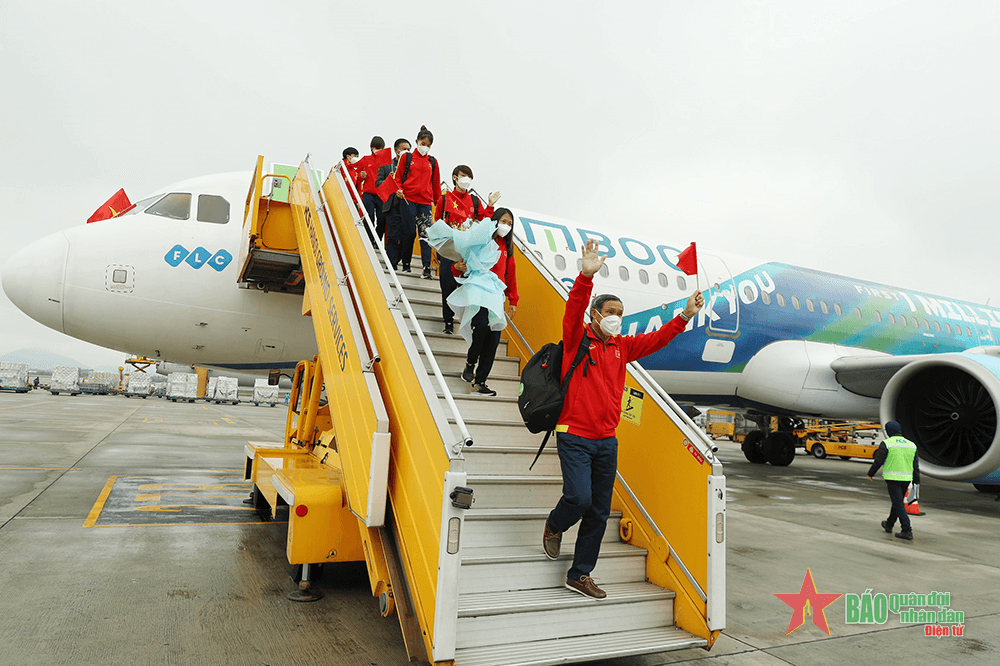 Đội tuyển nữ Việt Nam về đến Hà Nội sau chiến tích lần đầu giành vé dự World Cup