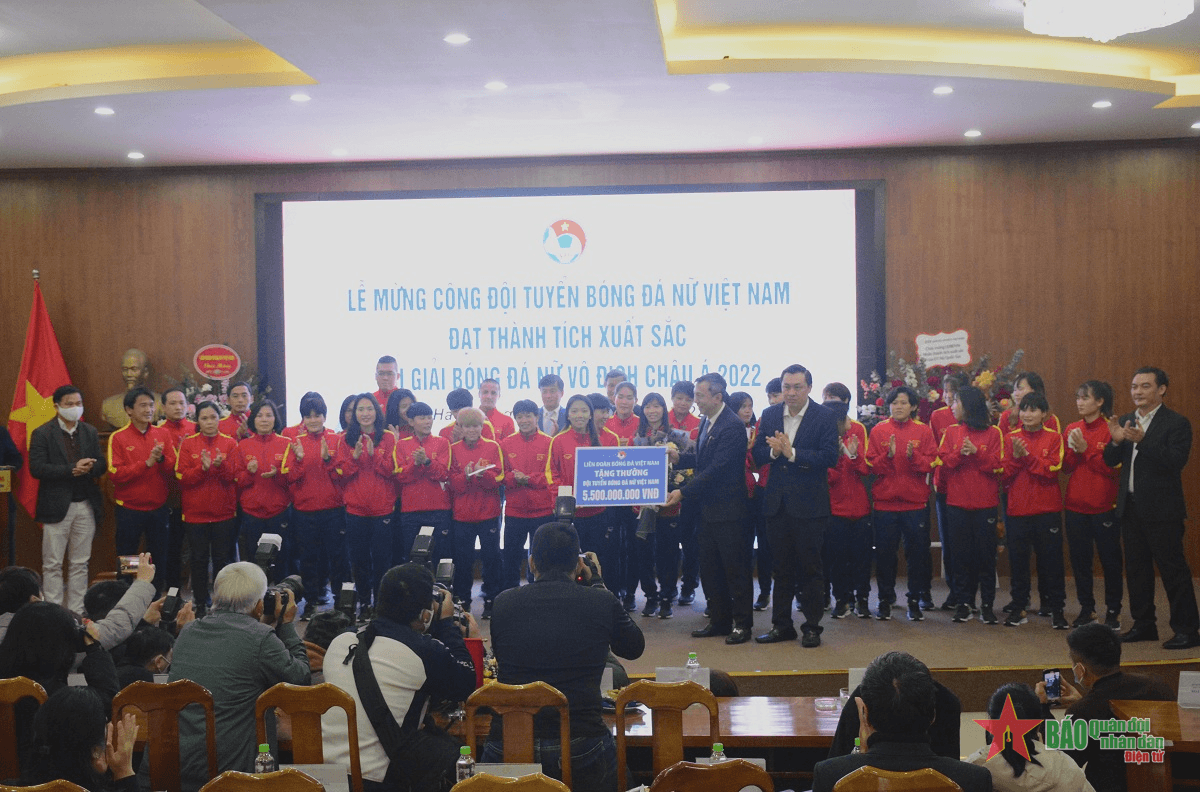 Cầu thủ đội tuyển nữ Việt Nam được thưởng xe máy, mì tôm, kỳ nghỉ dưỡng
