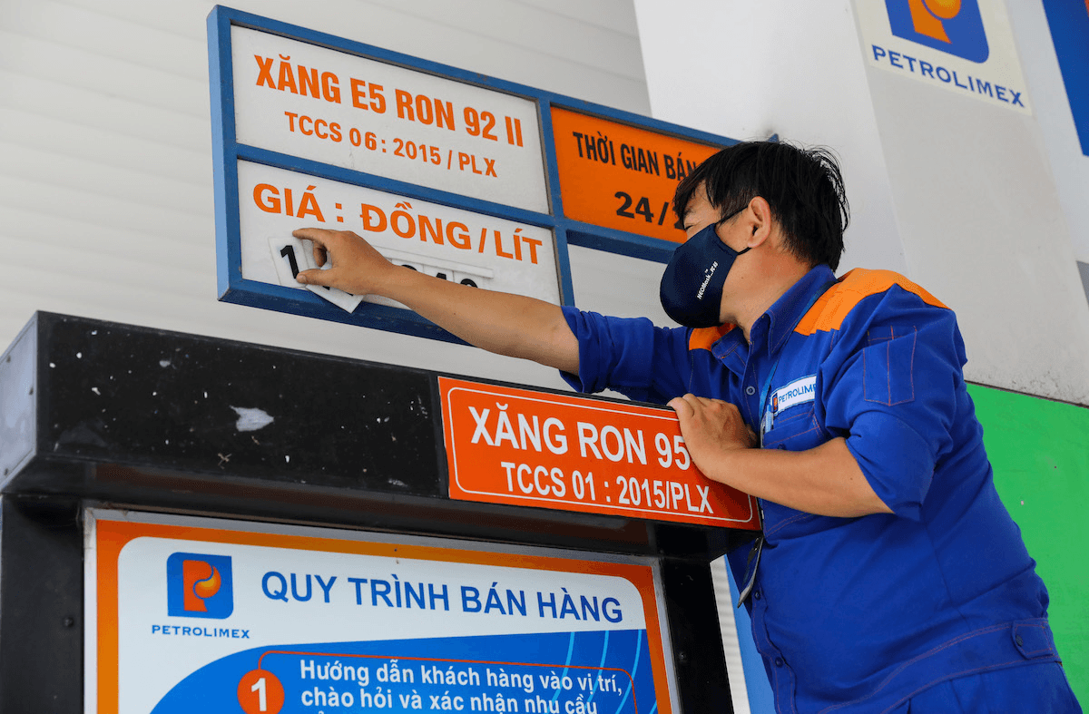 Giá xăng chiều nay sẽ vượt mốc 25.000 đồng/lít?
