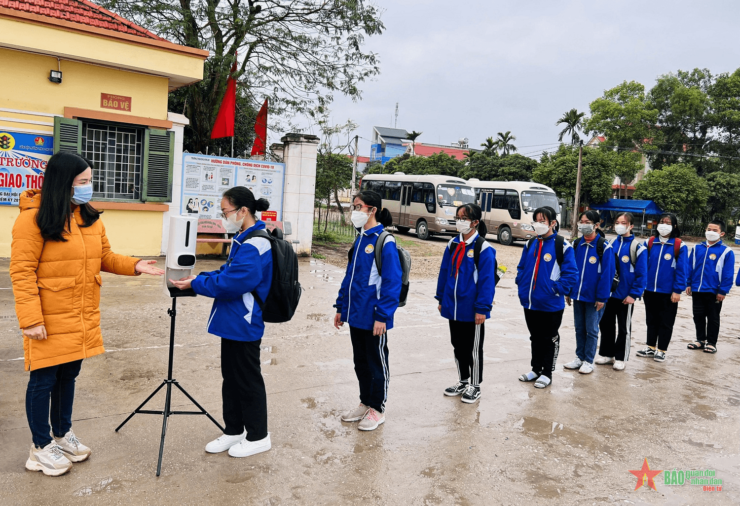 Đồng thuận và chia sẻ để học sinh được đến trường