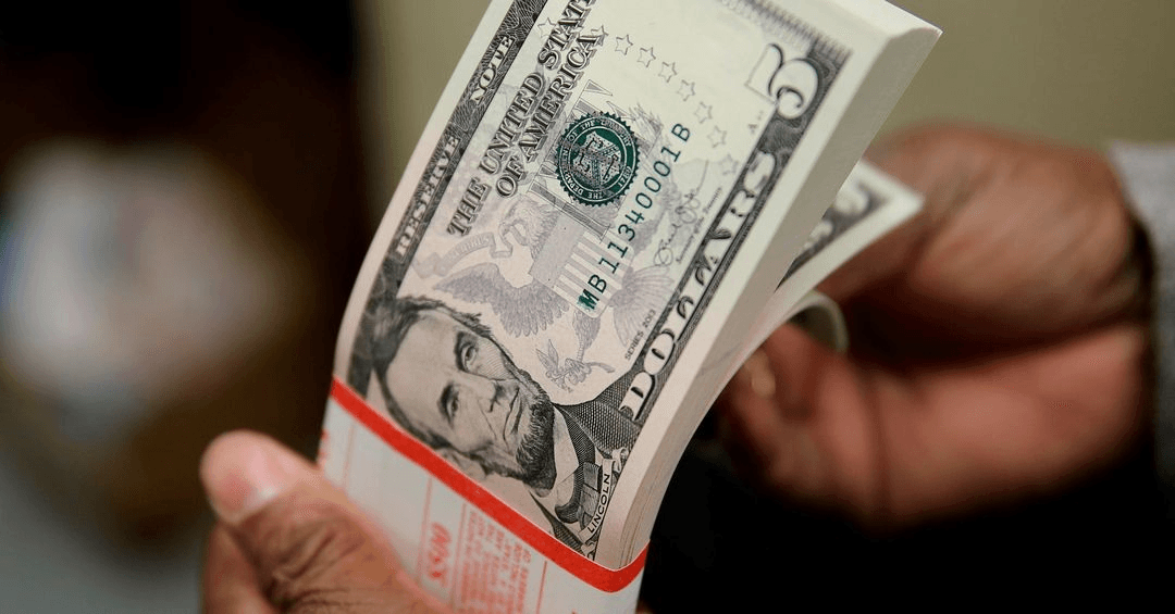 Tỷ giá USD hôm nay 17-2: Đồng USD trượt dốc, bitcoin đi ngang quanh mốc 44.000 USD