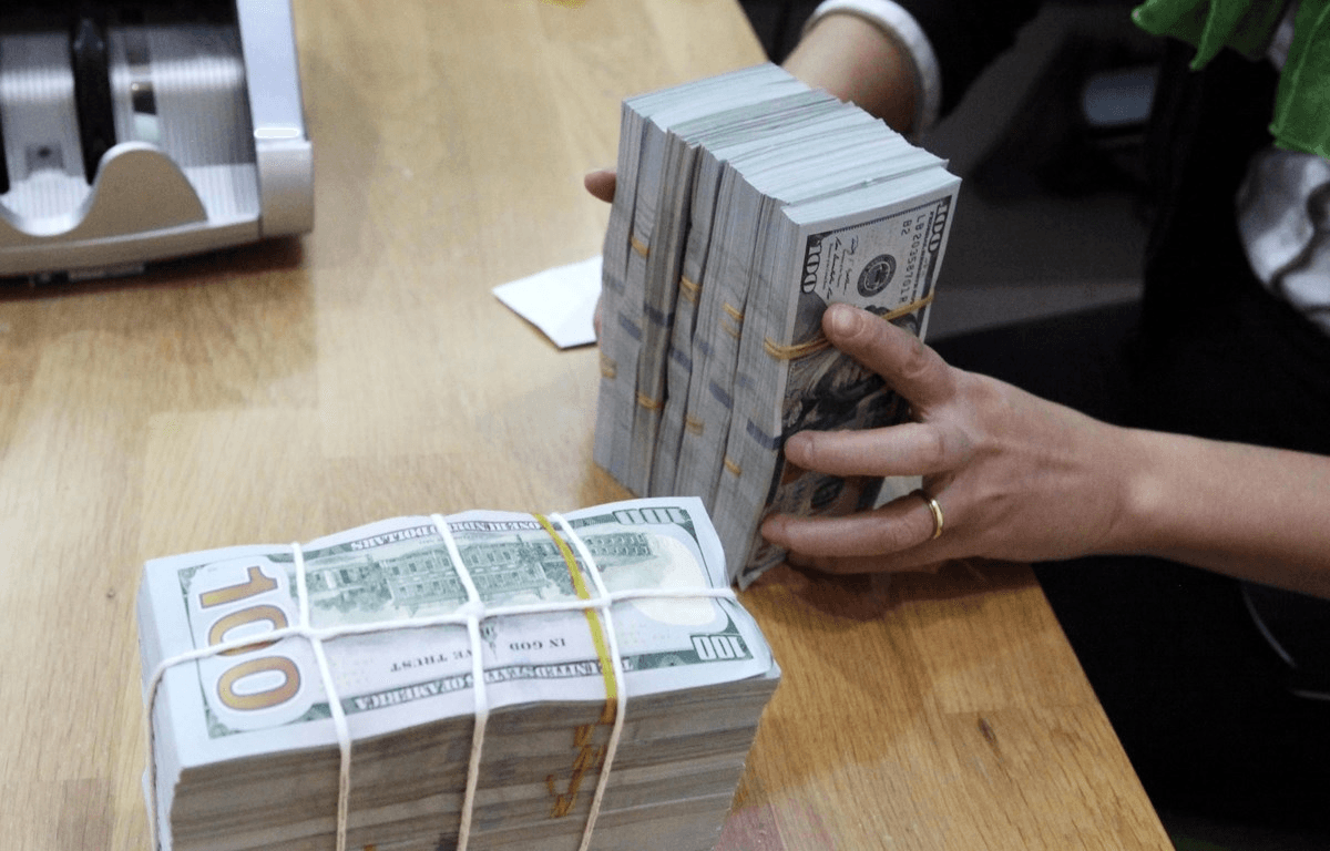 Tỷ giá USD hôm nay 19-2: Đồng USD nhích dần đều lên mốc 96, bitcoin giảm mạnh xuống dưới mốc 40.000 USD