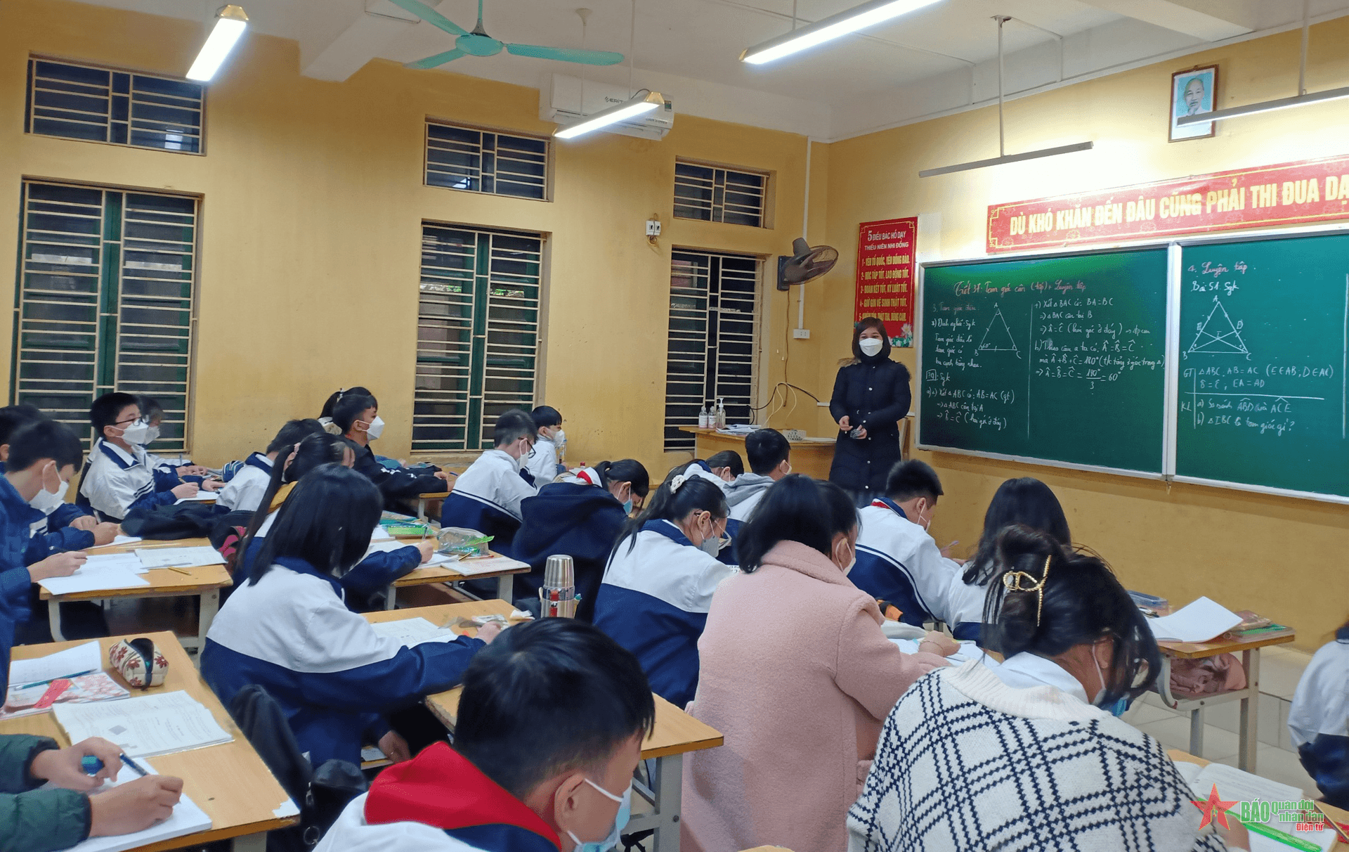 Tỷ lệ học sinh đi học trực tiếp trên cả nước tiếp tục giảm