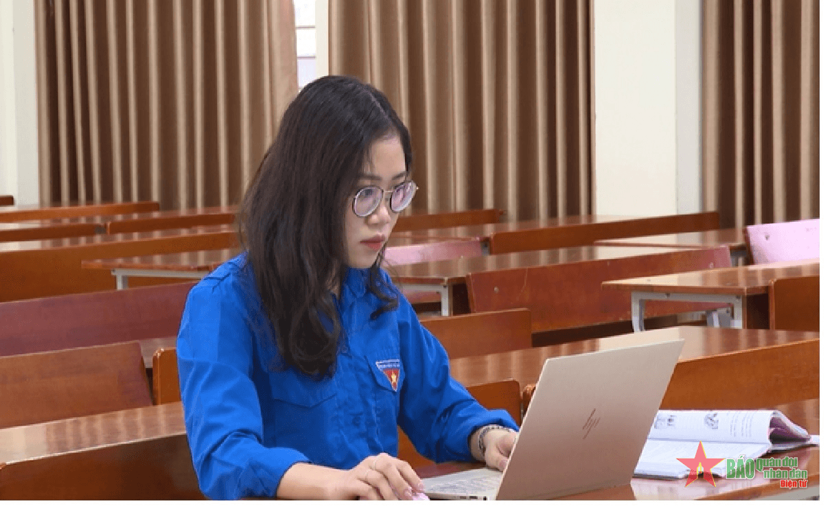 Nữ sinh viên xông pha tuyến đầu chống dịch