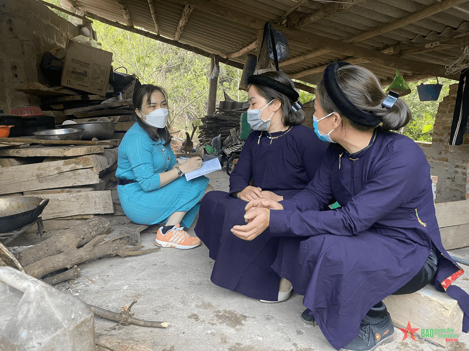 Hỗ trợ phụ nữ nghèo khi sinh con đúng chính sách dân số