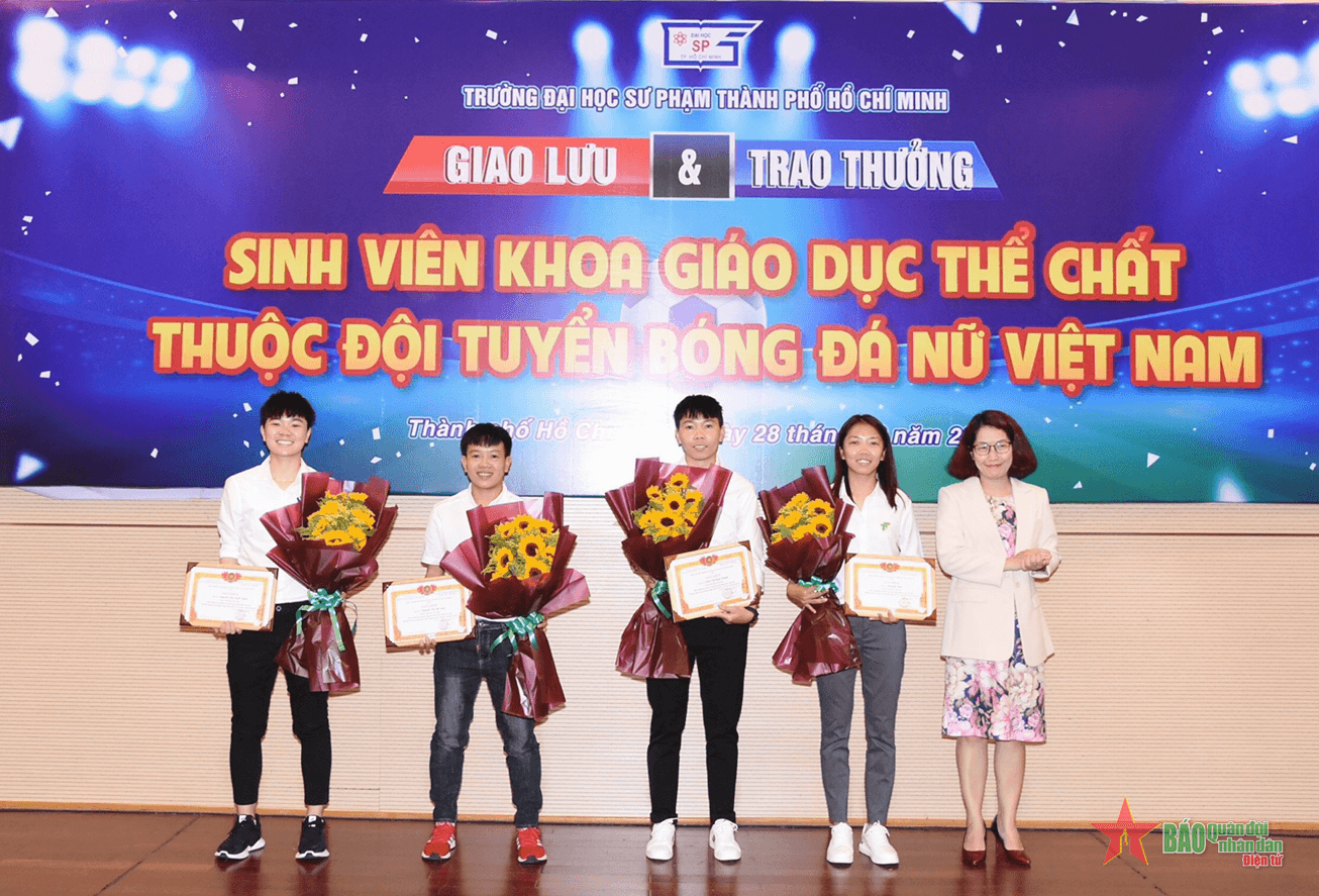 Giao lưu nữ cầu thủ bóng đá là sinh viên Trường Đại học Sư phạm TP Hồ Chí Minh