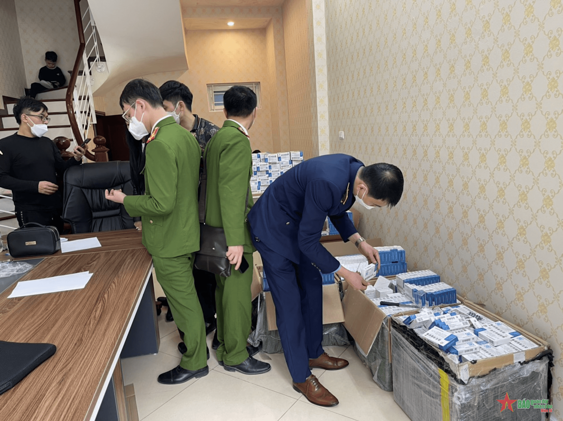 Phát hiện hơn 3.000 hộp thuốc điều trị Covid-19 không rõ nguồn gốc tại Hà Nội
