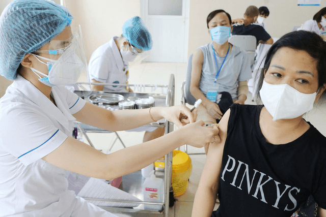 Covid hôm nay sáng 4-3: F0 cả nước tiếp tục tăng vọt; gần 99% F0 Hà Nội điều trị tại nhà