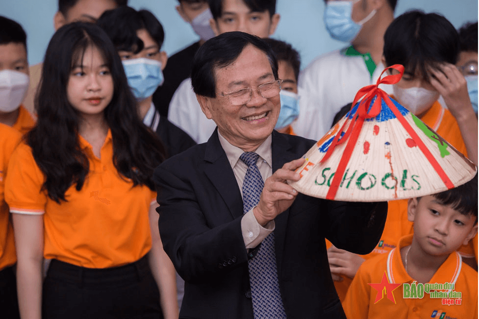 Mở cánh cửa đại học cho các em học sinh Trường Hy Vọng