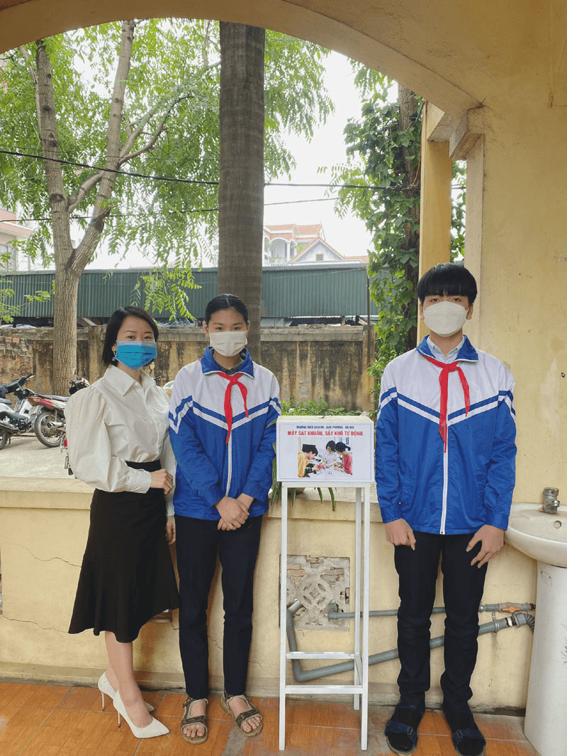 Cô trò sáng chế máy sát khuẩn tay tự động
