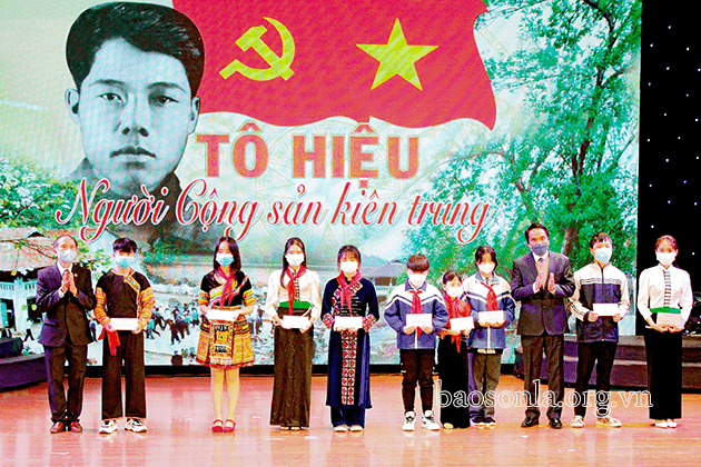 Hàng nghìn học sinh Sơn La được tặng học bổng