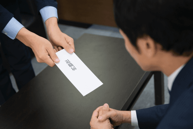 Làn sóng tự nguyện nghỉ việc tràn vào Nhật Bản