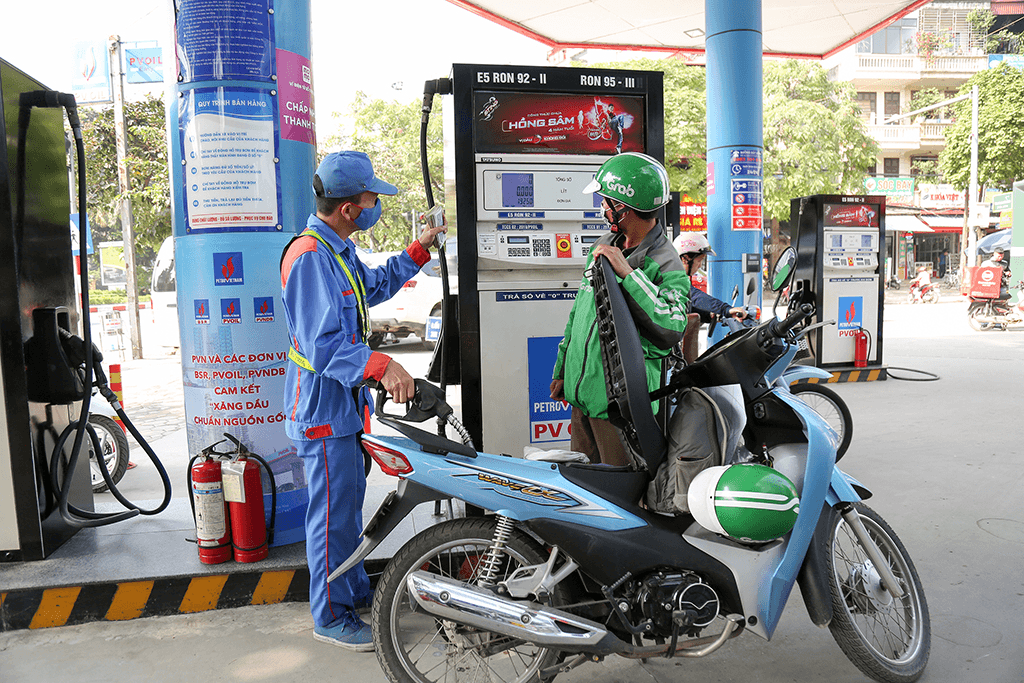 Sau thuế bảo vệ môi trường, giải pháp nào để kìm giá xăng, dầu?