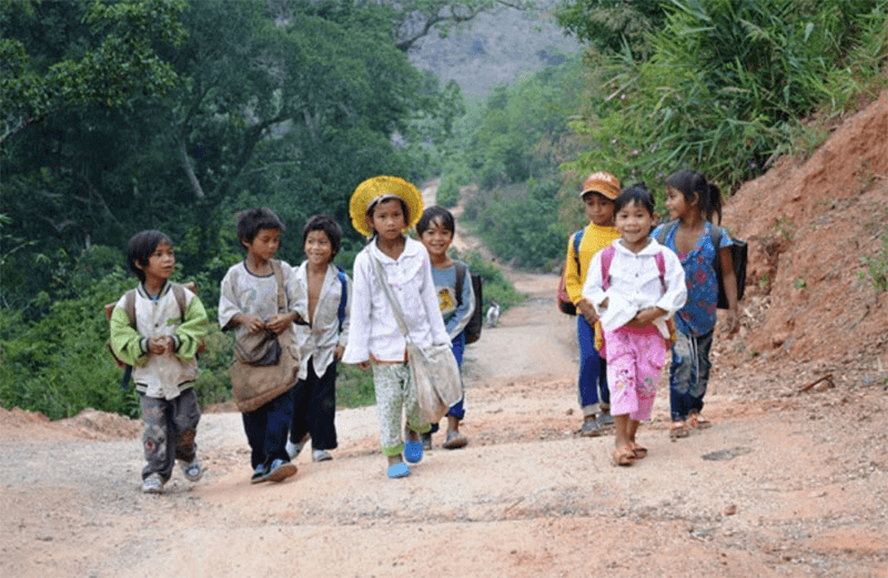 Nâng bước trẻ em khó khăn đến trường