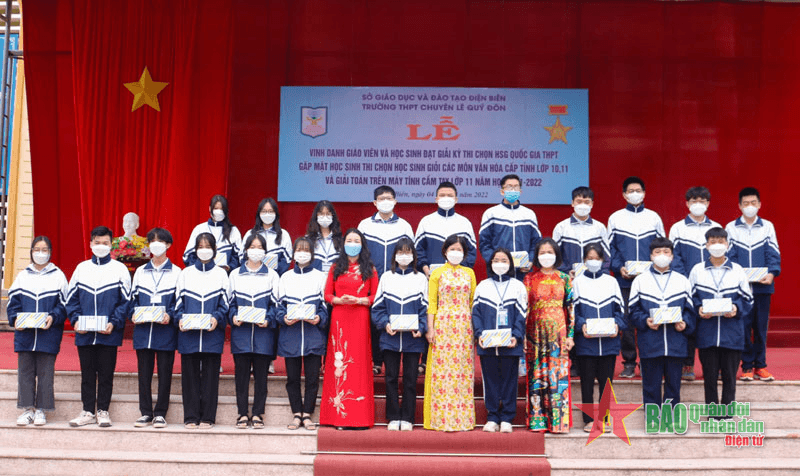Vinh danh, trao thưởng giáo viên ôn luyện và học sinh đoạt giải