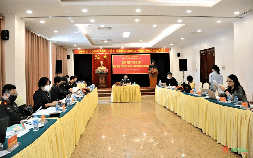 Quân nhân đăng ký sơ tuyển tại ban tuyển sinh quân sự cấp trung đoàn