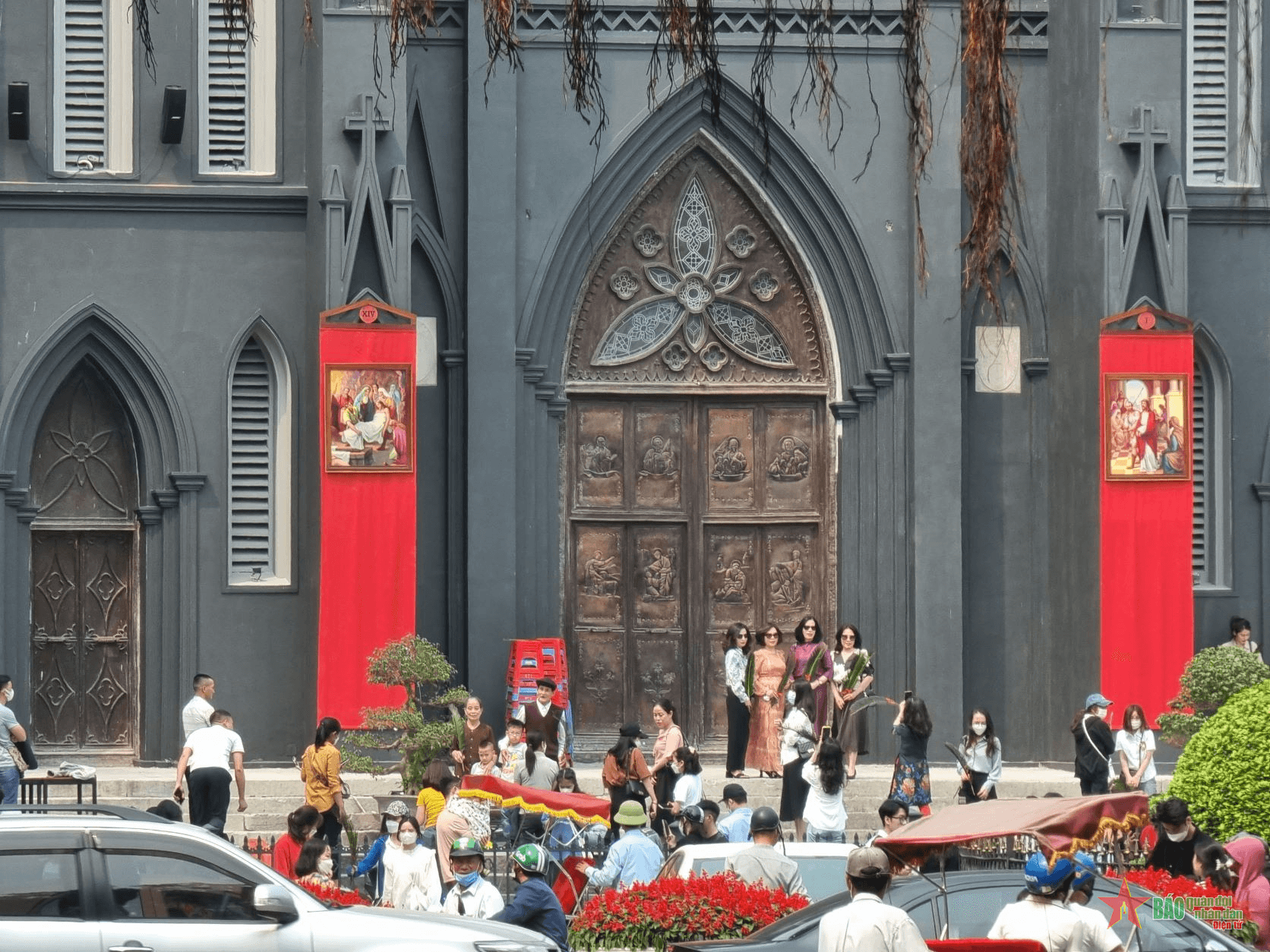 Nhà thờ Lớn Hà Nội mang diện mạo mới trong kỳ nghỉ lễ
