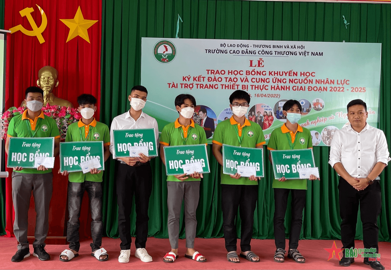 Trao học bổng cho sinh viên nghèo vượt khó