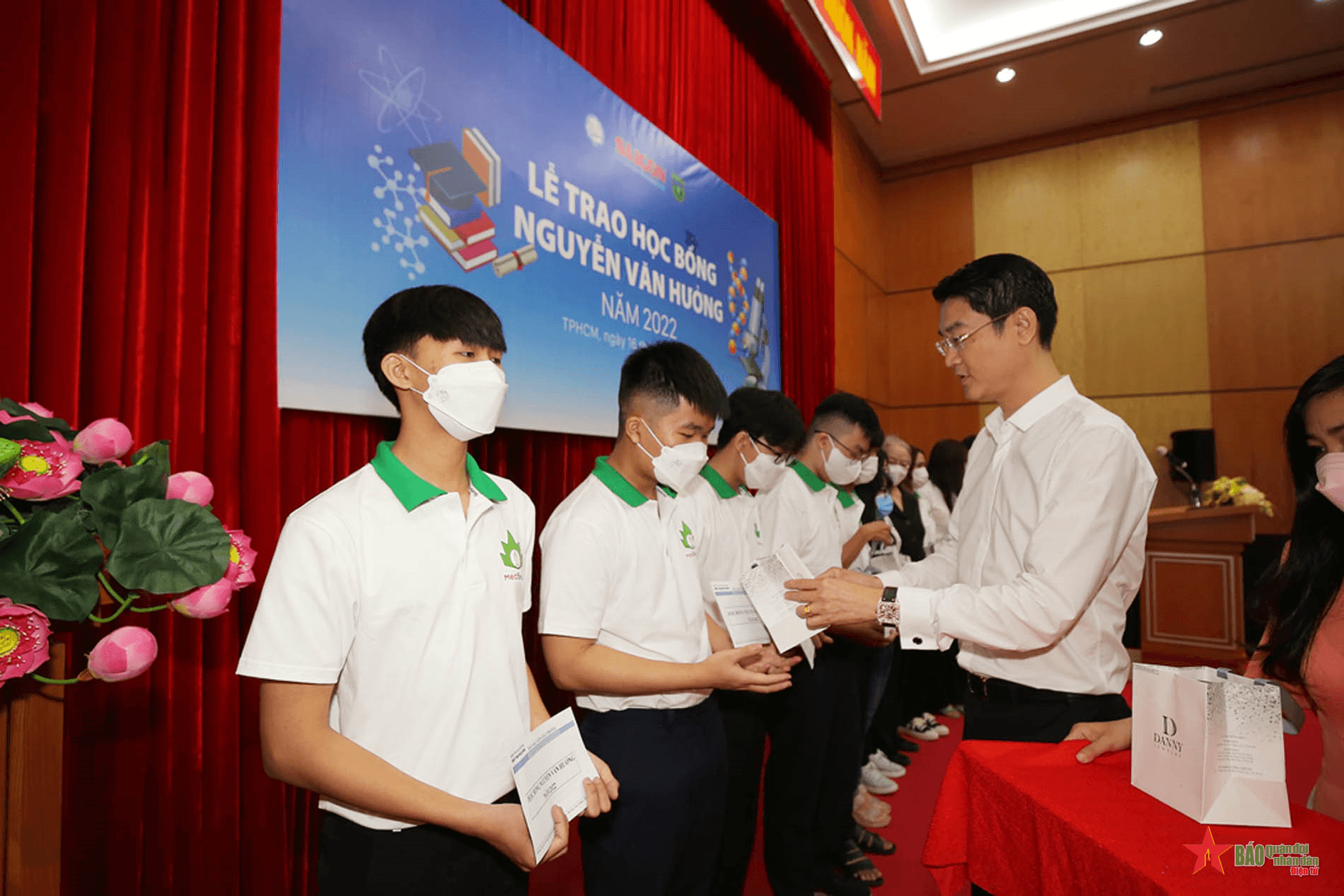 33 sinh viên ngành y nhận học bổng Nguyễn Văn Hưởng