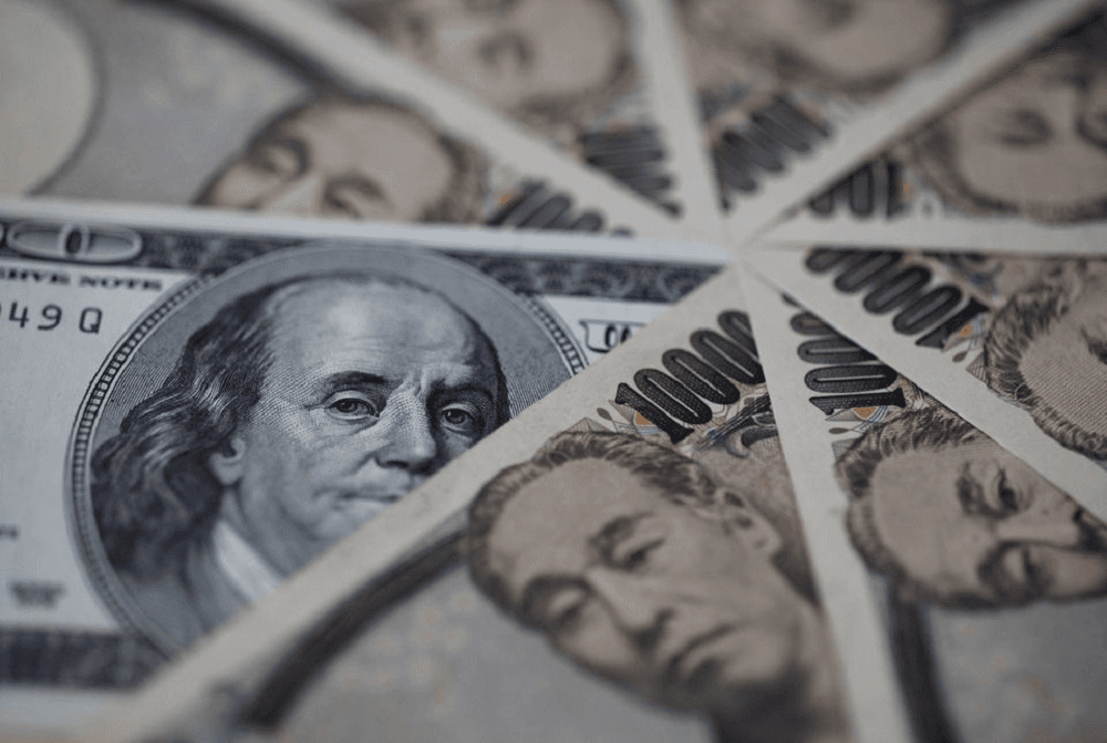 Tỷ giá USD hôm nay 29-4: Đồng USD đạt đỉnh hai thập kỷ, tiệm cận mốc 104