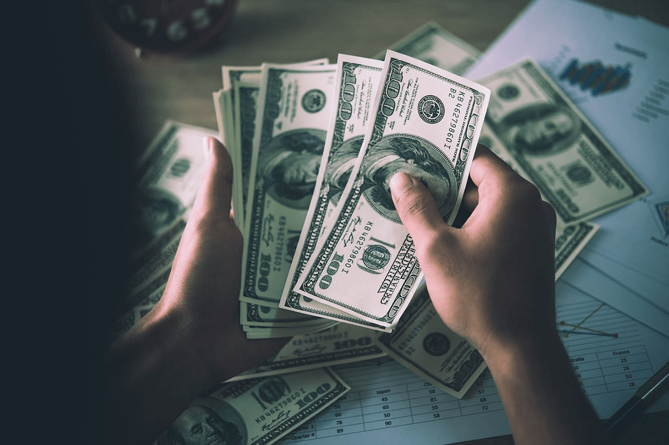 Tỷ giá USD hôm nay 1-5: Đồng USD tiếp đà tăng mạnh, tiệm cận mốc 104
