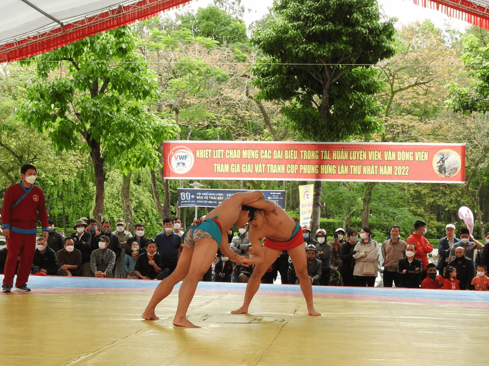 Tưng bừng hội vật dân tộc ở Sơn Tây